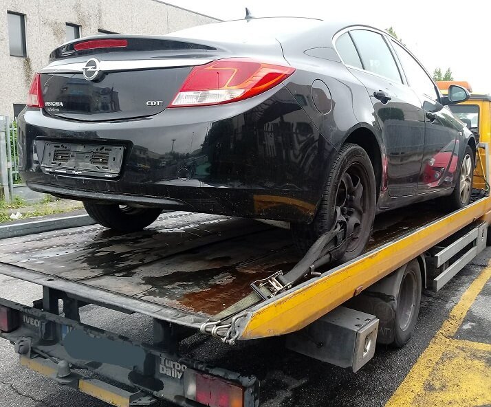 Opel Insignia Nera non funzionante su carro attrezzi