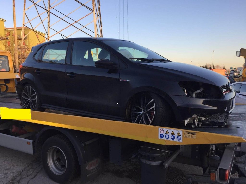 Frankcar Wolkswagen nera su carro attrezzi per la demolizione